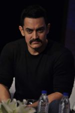Aamir Khan at Star TV_s new show announcement in Taj Land_s End on 22nd Oct 2011 (27).JPG
